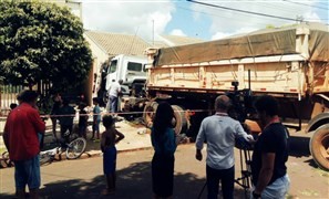 Caminhão bitrem, que estava parado, perde freio e atinge duas casas em Maringá